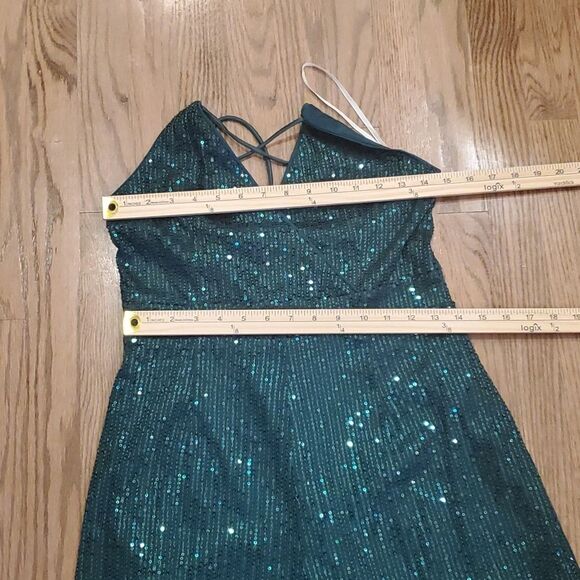 LULUS GREEN SEQUIN ROMPER HOLIDAY FESTIVE SEXY OPEN BACK SURPLICE SIZE MEDIUM - Picture 12 of 13